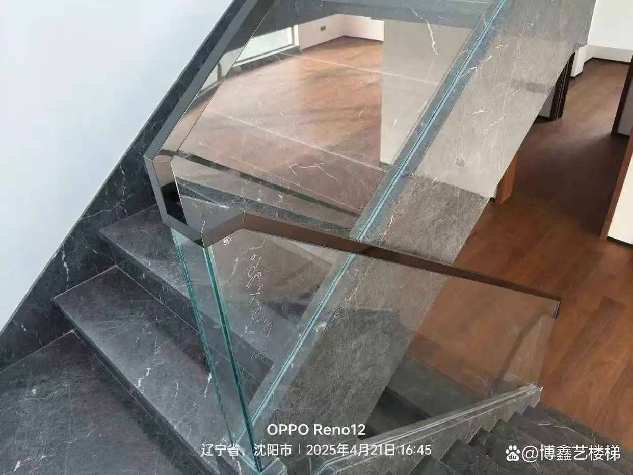 升降货梯门如何设计比较安全_家用楼梯设计要点_安全实用美观楼梯