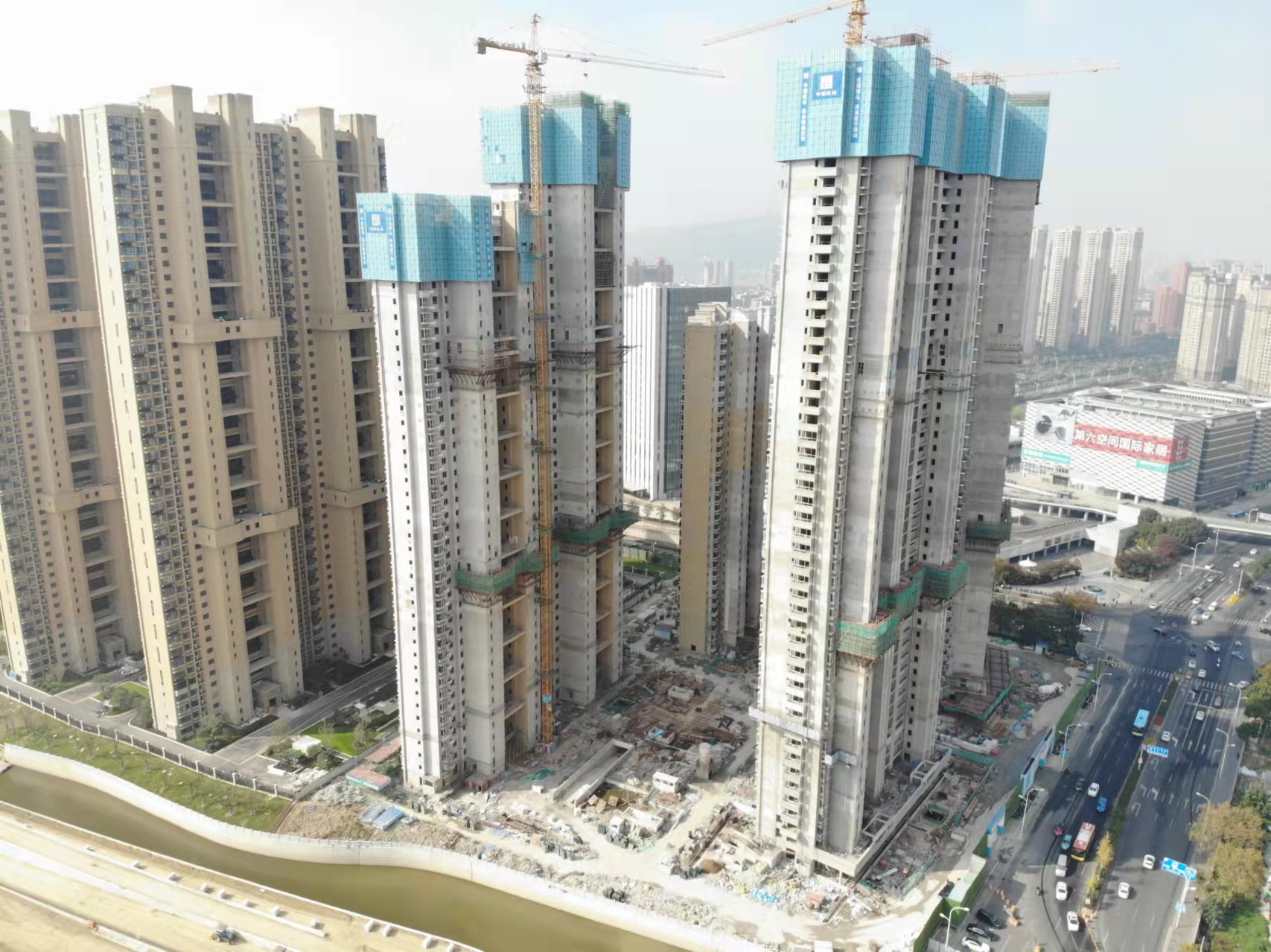 电动式爬架_液压升降货梯凉山如何安装_液压式爬架